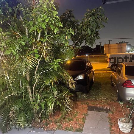 Miami Vibes "Hostel-Like" Shared Room นอร์ทไมอามี ภายนอก รูปภาพ