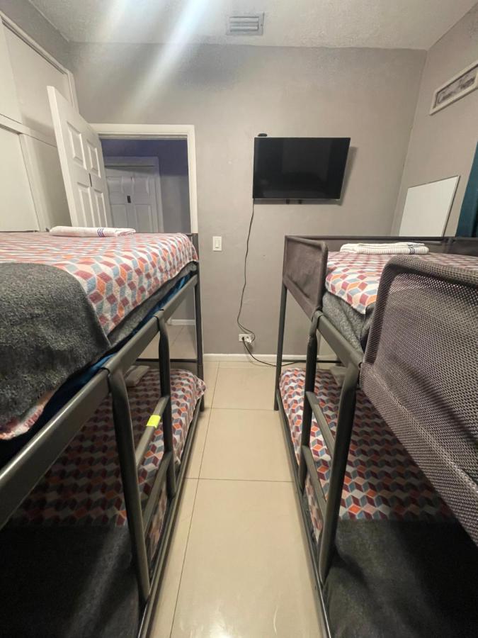 Miami Vibes "Hostel-Like" Shared Room นอร์ทไมอามี ภายนอก รูปภาพ