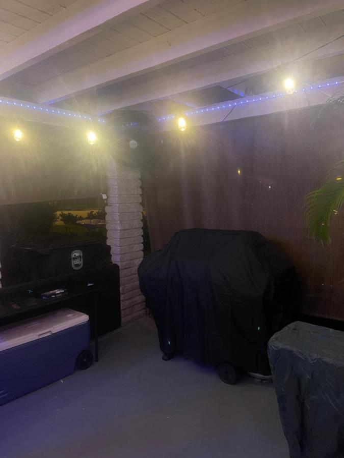 Miami Vibes "Hostel-Like" Shared Room นอร์ทไมอามี ภายนอก รูปภาพ