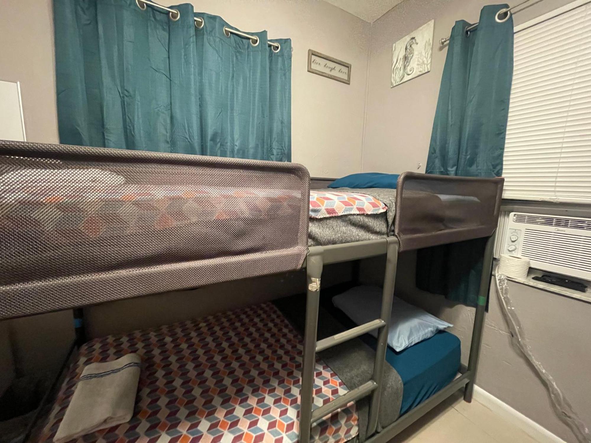 Miami Vibes "Hostel-Like" Shared Room นอร์ทไมอามี ภายนอก รูปภาพ